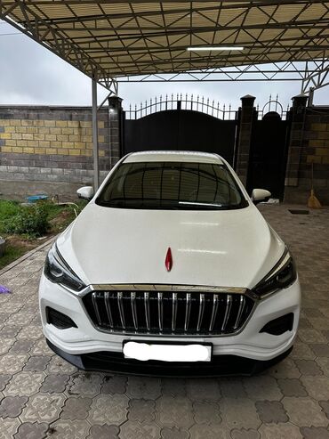 зарядное устройство для электромобиля: Hongqi E-HS 5, белый кроссовер с запасом хода 400 км на одном заряде