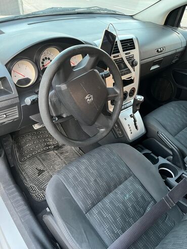 Dodge: Dodge Caliber – gümüş rəngli, 5 qapılı hatchback. Əsas xüsusiyyətlər — 10