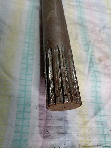 krecko: Osovina sa slike, dužine 1160 mm sa nutovima na krajevima dužine 90 — 2