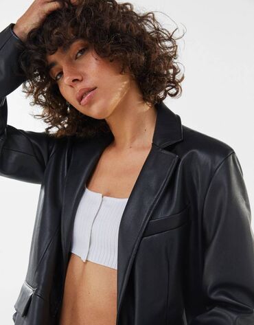Куртки: Женская куртка Bershka, M (EU 38), цвет - Черный