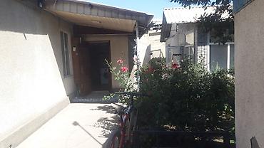 Продажа коттеджей и домов: Дом с двором и садом - Отдельный жилой дом с закрытым двором. Въезд — 3