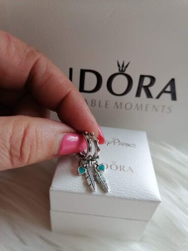 Minđuše: Pandora minđuše
Dobija se u kutijici
Cena:2100din — 1