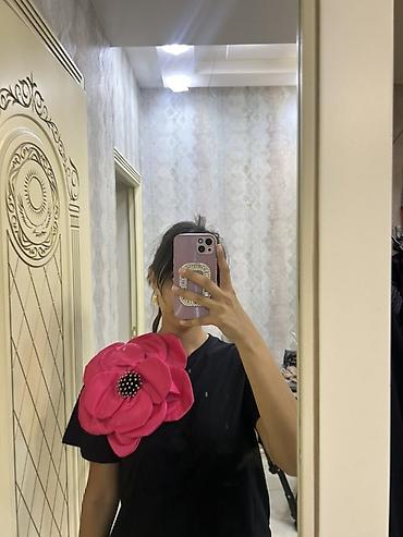 oversize şalvar: Yaxssinda olan gül cxir Qara T‑shirt – iri dekorativ gül aplikasiyası — 1