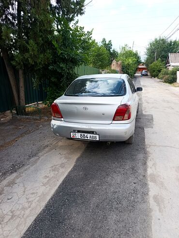 на vitz: Toyota Platz серебристого цвета. Этот компактный седан подойдет для