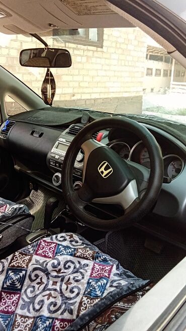 крем для полировки: Автомобиль Honda Fit, представленный в серебристом цвете, является