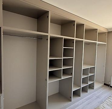 divar rəfi: Mebel dəsti – Geniş qarderob şkafı - Dizayn: Müasir, açıq bej — 2
