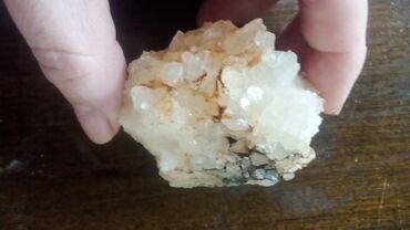 Kristali i minerali: Prirodni mineralni uzorak sa raznim bojama, uključujući plave, zelene — 32