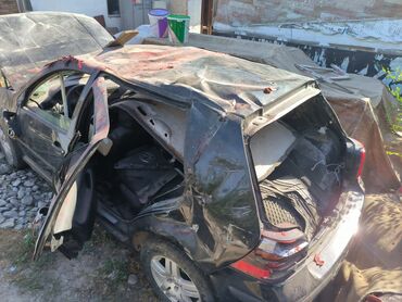 продаю авто в аварийном состоянии: Автомобиль черного цвета с серьезными повреждениями кузова и салона