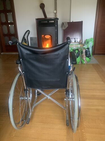 Invalidska kolica: Invalidska kolica sa antidekubit prostirkom korišćena tri meseca