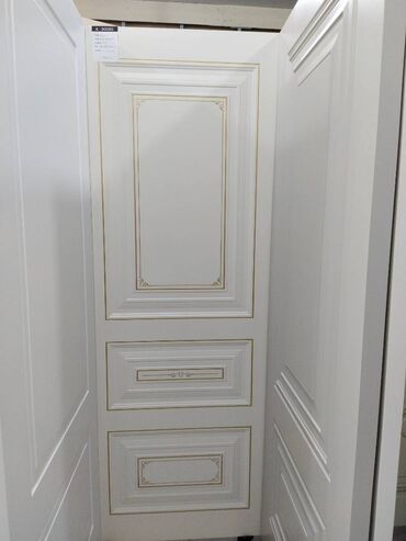 Giriş qapıları: Açıq rəngdə, dördbucaqlı şüşəli qapı. Bu qapı daxili otaqlarda lalafo.az -da Giriş qapıları: Açıq rəngdə, dördbucaqlı şüşəli qapı. Bu qapı daxili otaqlarda