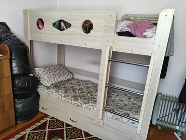 продаю двухъярусные кровати: Двухъярусная кровать из светлого ЛДСП с удобной вертикальной лестницей
