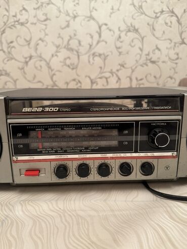 Musiqi mərkəzləri: Vef-300 Stereo kombinə edilmiş musiqi mərkəzi Xüsusiyyətlər: - Vinil — 3