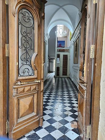 Həyət evləri və villaların satışı: Şəhərin mərkəzində yerləşir. Dəniz kənarı Bulvara 1 dəqiqəlik — 9