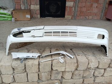 İnformatika: Mercedes-Benz avtomobili üçün ağ rəngdə ön bamper. Bamperdə radiator
