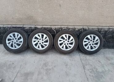 обычные диски: Комплект из четырех автомобильных колес с шинами, предназначенный для