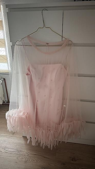 plus size haljine: Elegantna roze mini haljina sa til plaštom - Boja: puder roze - Kroj — 1