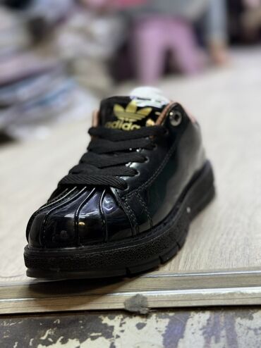 обувь женская деми: Кроссовки Adidas черного цвета из лакированной кожи. Модель имеет
