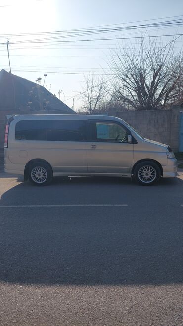 шторка на авто: Минивэн Honda Stepwgn, представленный в светлом цвете, идеален для