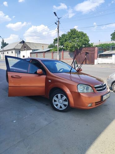 тюнинг на мерседес спринтер: Автомобиль Chevrolet Lacetti оранжевого цвета. Это седан, удобный для