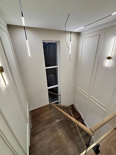 Фасадные работы: Современный двухэтажный дом в классическом стиле с подсветкой фасада и — 17