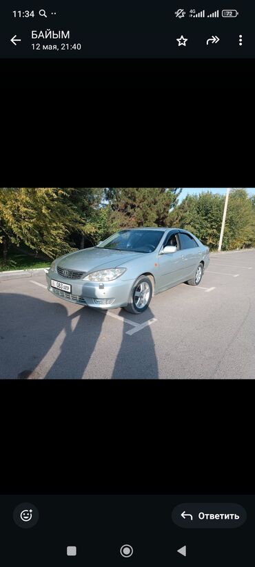 Toyota: Toyota Camry - это седан серебристого цвета. Автомобиль оснащен