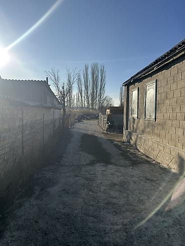 Продажа коттеджей и домов: Продаётся жилой дом с хозпостройками и просторным двором. Находится в — 3