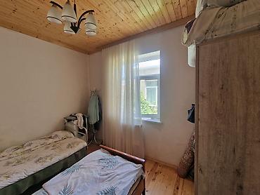 Həyət evləri və villaların satışı: Satılır: həyət evi TƏCİLİ SATILIR –400000 AZN Ünvan: Əliyar Əliyev — 13