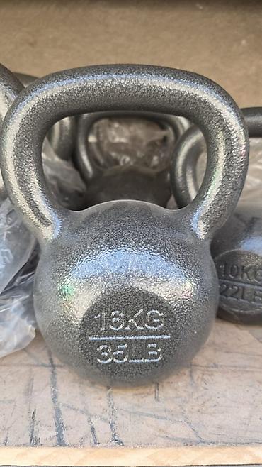 гирю: Гиря 16 кг (35 lb) - Материал: литой металл с прочным — 1