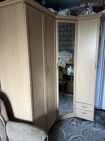 3 3: Угловой шкаф-купе из ЛДСП светлого древесного оттенка. - — 2