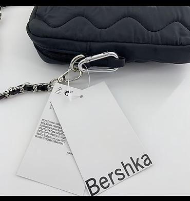 burker часы: Сумка-кроссбоди Bershka компактного формата в черном цвете. Модель — 1