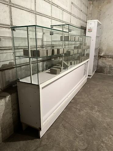 Торговое оборудование: Продаю, Торговые витрины и прилавки б/у из стекла и ЛДСП, белые Цена — 5