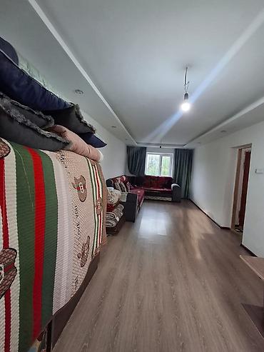 Үйлөр: Срочно! Срочно! Продается одноэтажный кирпичный дом100м2 с участком — 6