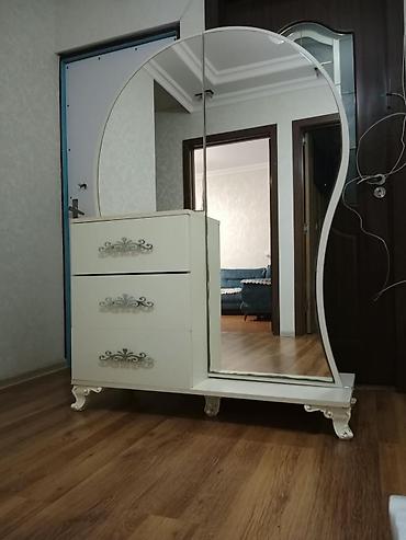 mal dili bitkisinin faydaları: Açıq krem rəngdə, klassik üslubda konsolu-güzgü dəsti. - Geniş — 1