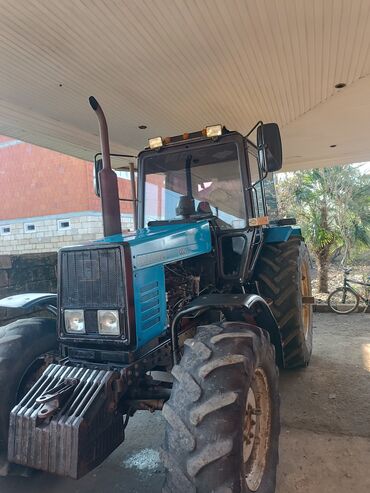 Traktorlar: Belarus 1221 traktor - Güclü 6 silindrli dizel mühərrik (yanlardan — 2
