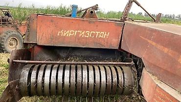 Тюковые пресс-подборщики: Пресс-подборщик тюковый прицепной + трактор-поезд МТЗ (на фото в — 9