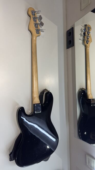 Bas gitaralar: İnvasion brendi Jazz Bass (elektro bass) İki pikap sistemi: 1. Boyun — 2