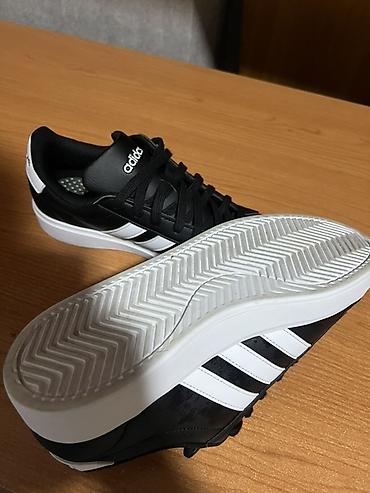 dunk low: Кеды adidas в классическом черно-белом дизайне. Универсальная низкая — 4