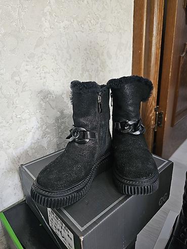 кожаные зимние: Зимние детские сапоги из чёрной тёплой меховой подкладкой. - — 1