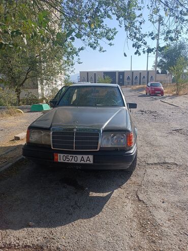 матор на гольф3: Седан Mercedes-Benz в сером цвете. Модель имеет классический дизайн