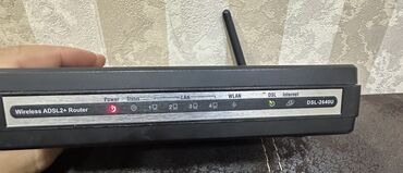 Modemlər və şəbəkə avadanlıqları: D-Link DSL-2640U modelindən olan simsiz ADSL2+ router. Evdə və ya