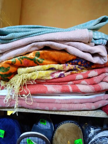 Подушки: Подушки по 300 сом покрывала по 400 сом одеяла ватные и перовые по at lalafo.kg — 4 Подушки: Подушки по 300 сом покрывала по 400 сом одеяла ватные и перовые по — 4