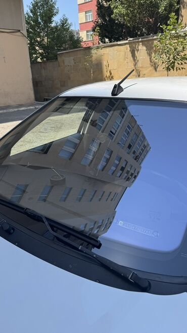Прицепы: Avtomobil damına quraşdırılmış qara rəngli radio antenası, mövcud