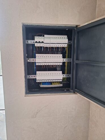 Генераторы: Elektrik paylayıcı paneli müxtəlif elektrik dövrələrini birləşdirmək