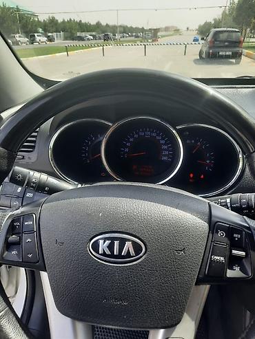 Kia: Kia Sorento TLX, ağ rəngli, 5 qapılı SUV. Xüsusiyyətlər və təchizat — 6