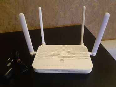 Modemlər və şəbəkə avadanlıqları: Huawei HG8245W-6T modem. Optik internet kabelilə qoşulur. Ünvan