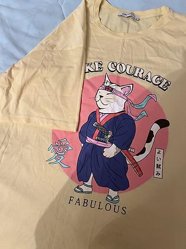 cap isləri: Qrafik çaplı T‑şört - Rəng: açıq sarı - Ön çap: “TAKE COURAGE” və — 2
