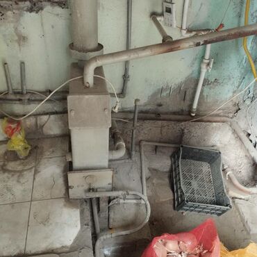 паравой бу: Газовый котёл с дымоходом и комплектом труб Описание: - Напольный