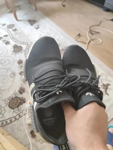 кросовки: Qara rəngli, üç zolaqlı Adidas idman ayaqqabıları. Rahat və dəbli