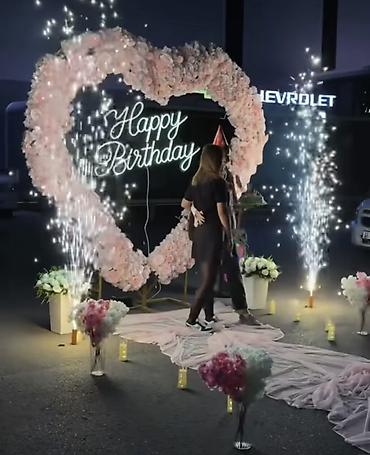 неоновые лампы на стену: Поздравление «Happy Birthday» - Большая цветочная арка в форме сердца — 2