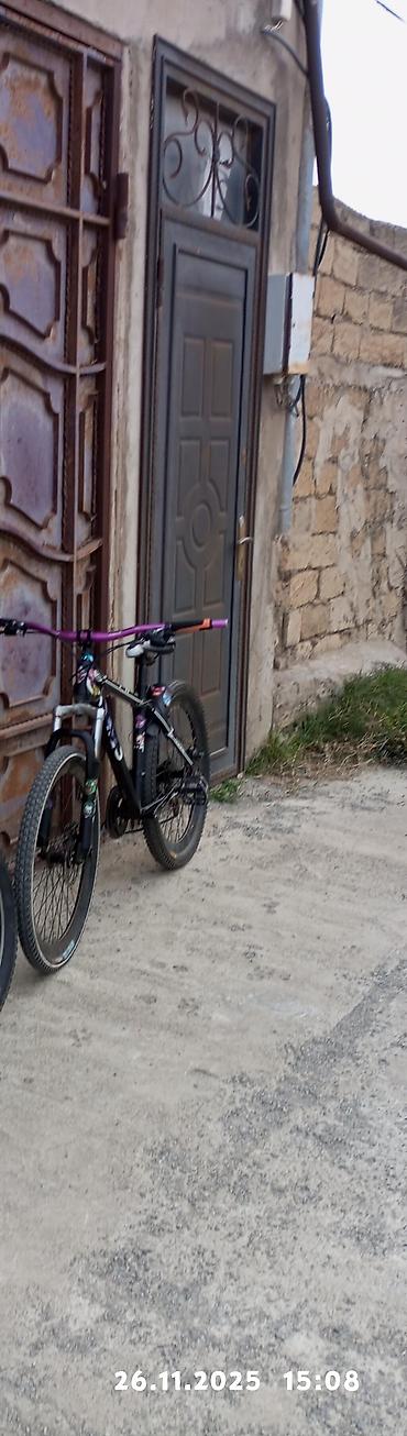 Dağ velosipedləri: Dağ/şəhər üçün universal velosiped Xüsusiyyətlər: - Alüminium — 10